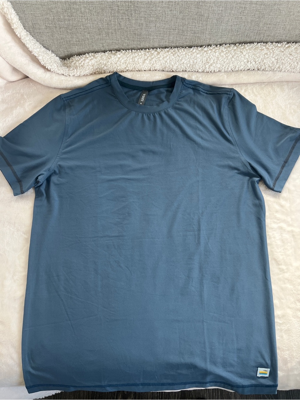 Vuori Men's Crew Neck Performance Tee in Blue